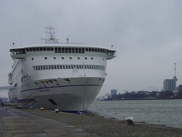 Ferrie of Cruiseschip Pont-Aven van Brittany Ferries aan de Cruise Terminal Rotterdam